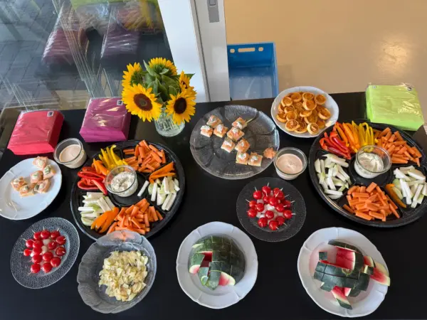 Apéro-Buffet mit Gemüsesticks, Dips und Sonnenblumen