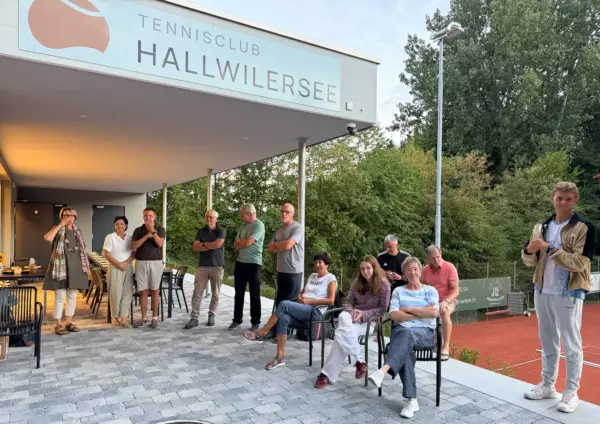 Siegerehrung vor dem Clubhaus des Tennisclub Hallwilersee